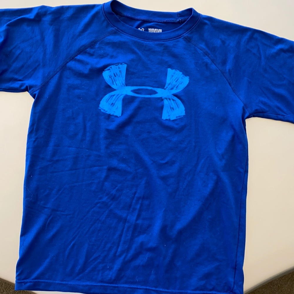 Boy’s Under Armour loose fit tee
